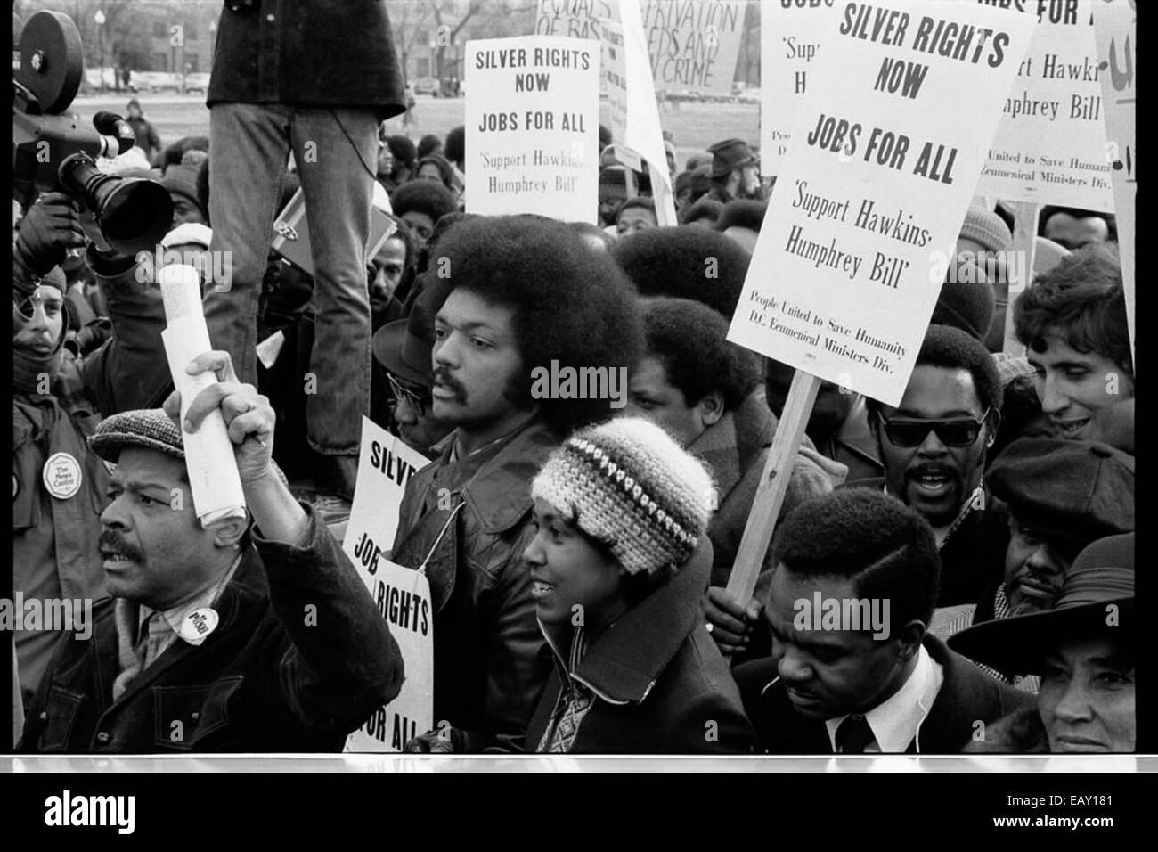 La photographie montre le révérend Jesse Jackson menant une marche de plaidoyer pour les emplois et les droits civiques. Figure clé du mouvement des droits civiques des années 1960 et 1970, la marche de Jackson représentait la lutte en cours pour l’égalité raciale et la justice économique aux États-Unis pendant cette période. Banque D'Images