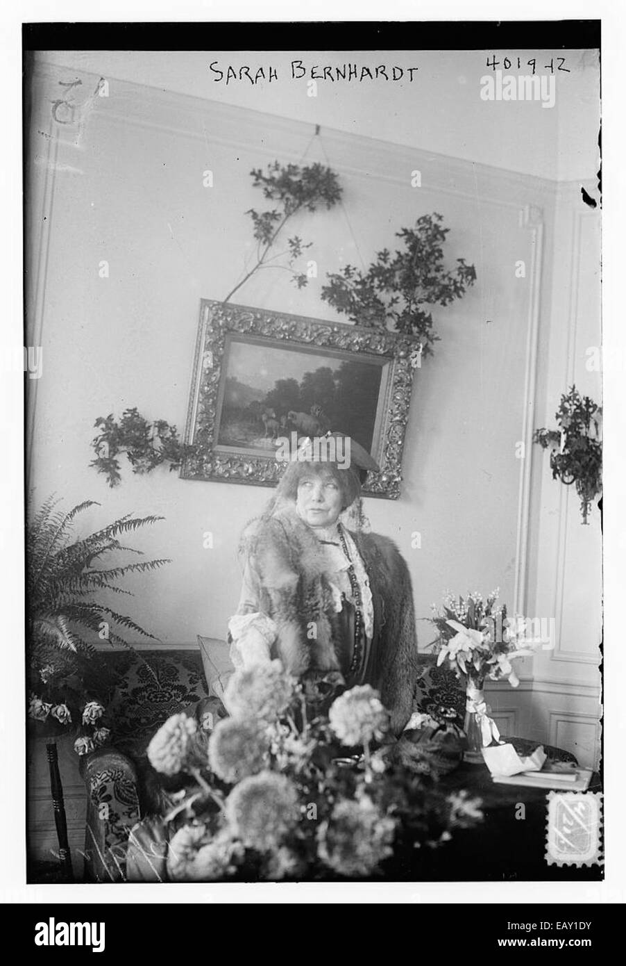 Sarah Bernhardt était une actrice française célèbre, largement considérée comme l'une des plus grandes interprètes du XIXe et du début du XXe siècle. Connue pour son style dramatique et son talent extraordinaire, elle est devenue une star internationale et une icône culturelle de la belle époque. Banque D'Images