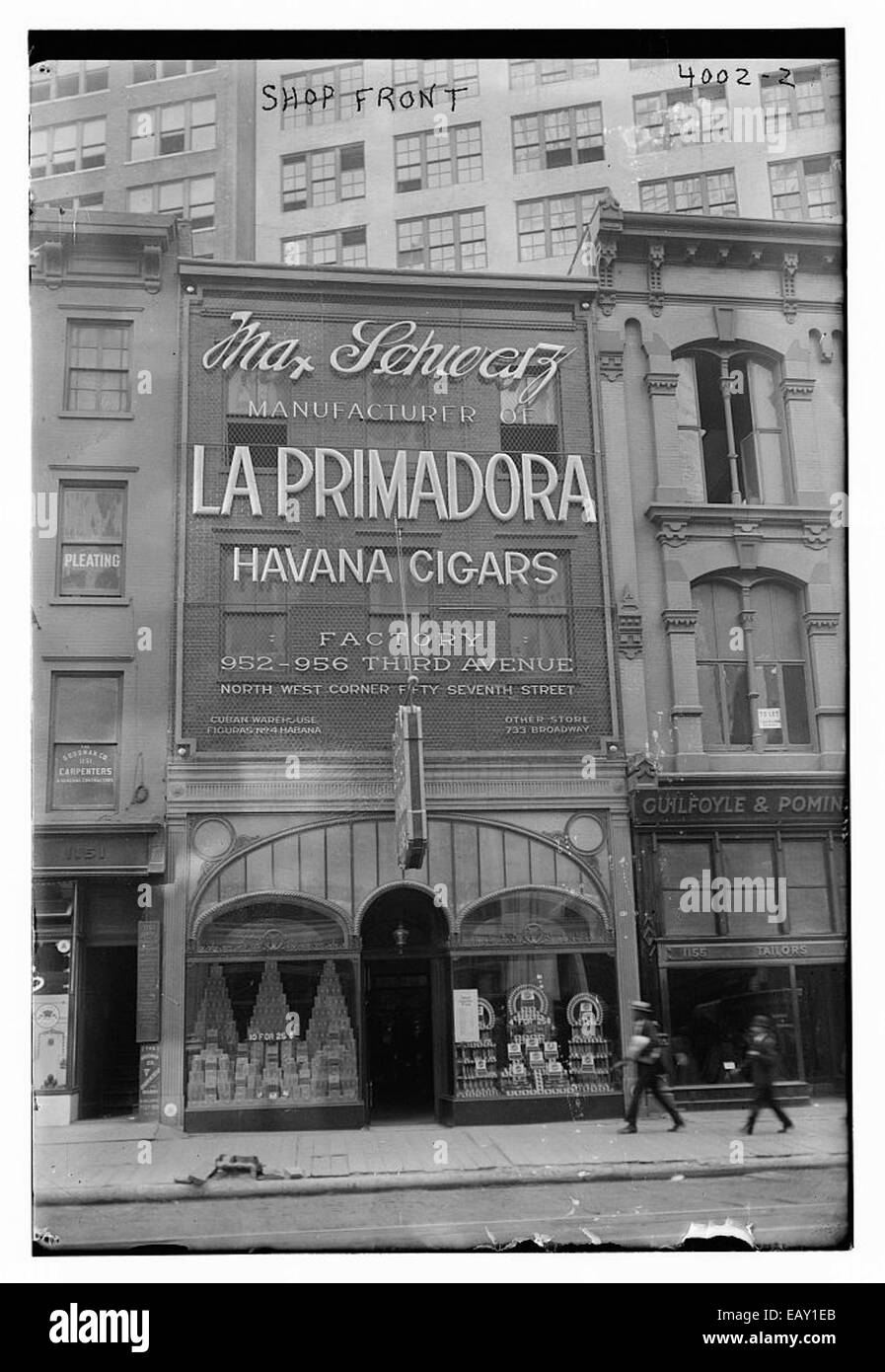 Cette photographie illustre la conception architecturale et la présence commerciale de Shop Front 148. Reflétant le style urbain de la période, il donne un aperçu des conceptions de devanture de magasins couramment vues dans les zones urbaines du début du XXe siècle. Banque D'Images