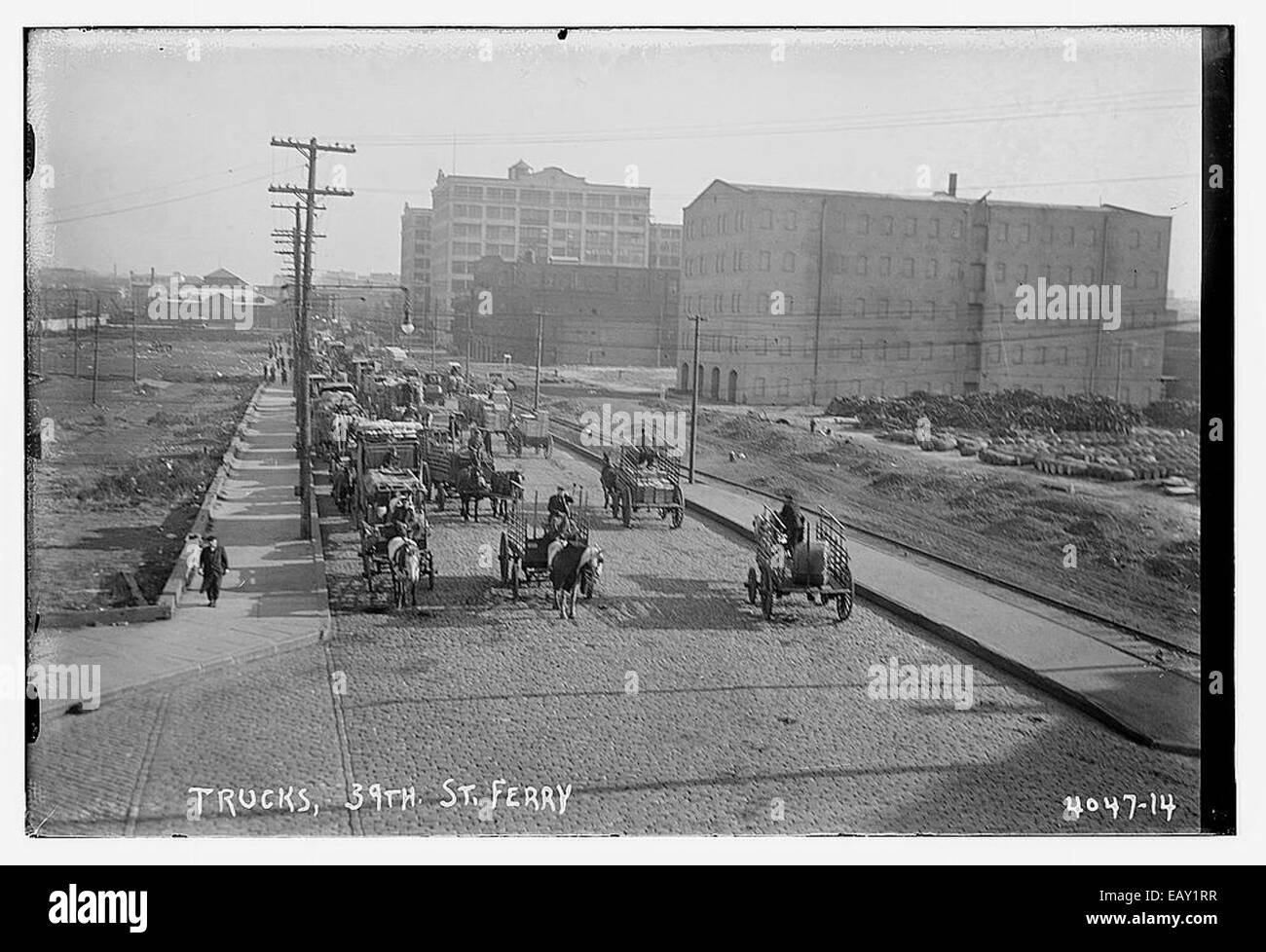 Cette image historique montre des camions alignés au terminal du traversier de la 39e rue, montrant les méthodes de transport et l'infrastructure du début du XXe siècle. Le ferry était un point d'accès clé pour les véhicules pendant la période, jouant un rôle essentiel dans le transport urbain. Banque D'Images