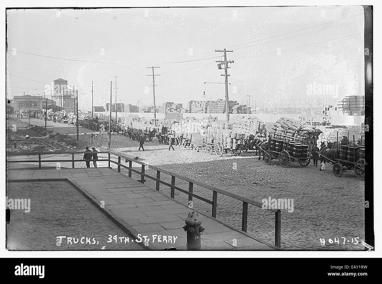 Cette photographie historique montre une flotte de camions au 39th Street Ferry, probablement partie du système de transport dans une ville portuaire animée. L'image capture les véhicules dans un moment des opérations quotidiennes au terminal de ferry. Banque D'Images