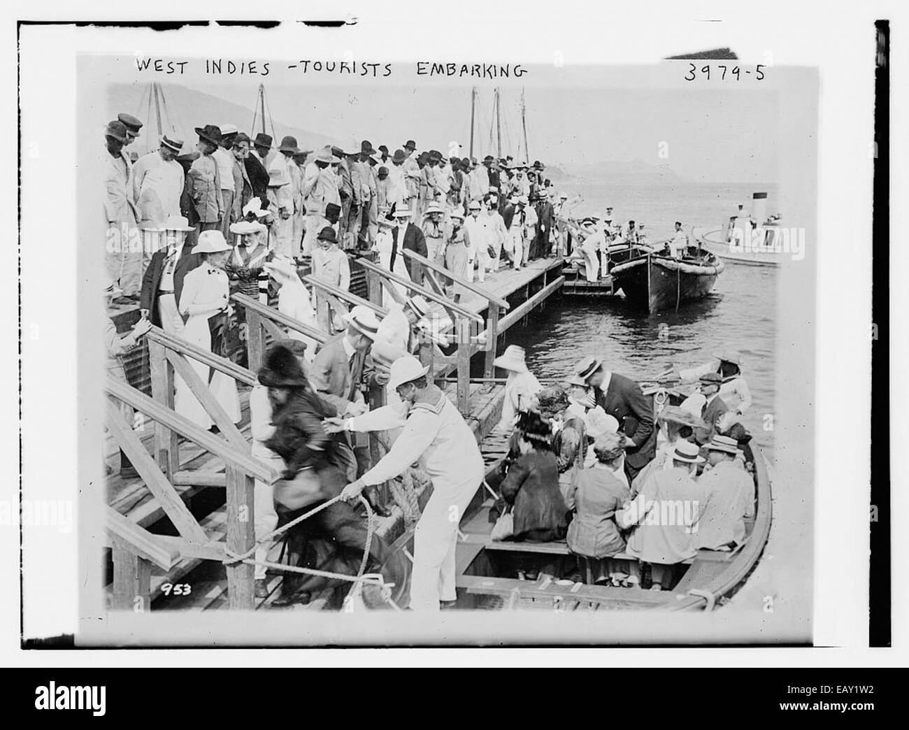 Cette image capture des touristes embarquant dans les Antilles, illustrant les destinations touristiques populaires dans les Caraïbes au début et au milieu du XXe siècle. La scène souligne le boom touristique dans la région. Banque D'Images
