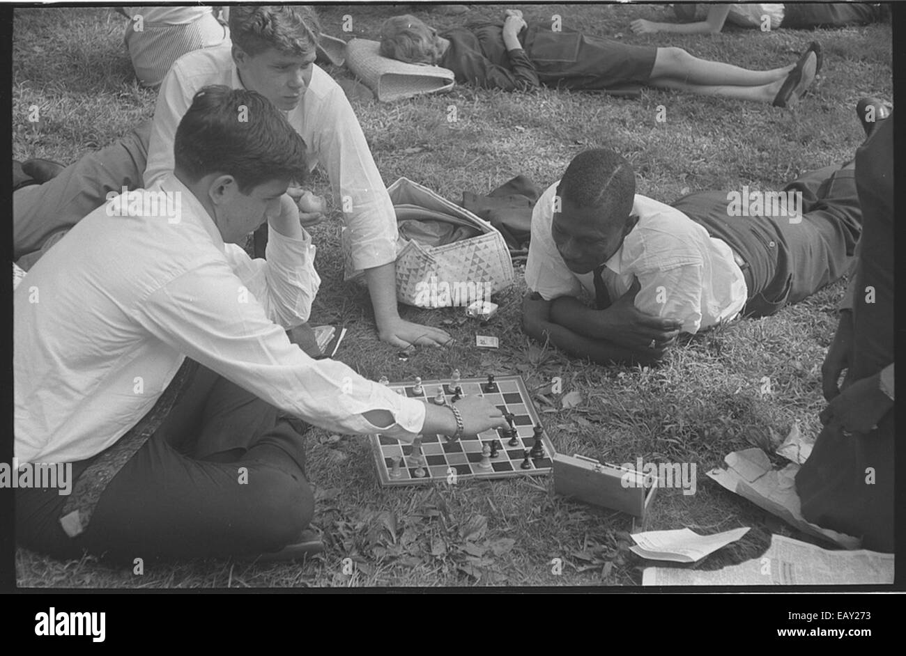Cette photographie capture un moment de la marche sur Washington, où de jeunes hommes, engagés dans une partie d'échecs, symbolisent l'esprit de protestation pacifique et d'engagement intellectuel pendant ce moment charnière de l'histoire des droits civiques américains. Banque D'Images