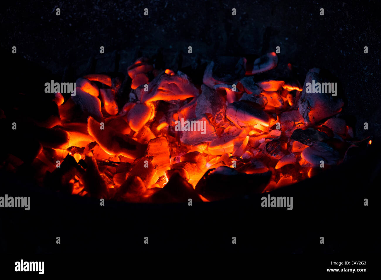Le charbon de bois brûlant dans l'obscurité, à l'extérieur Banque D'Images