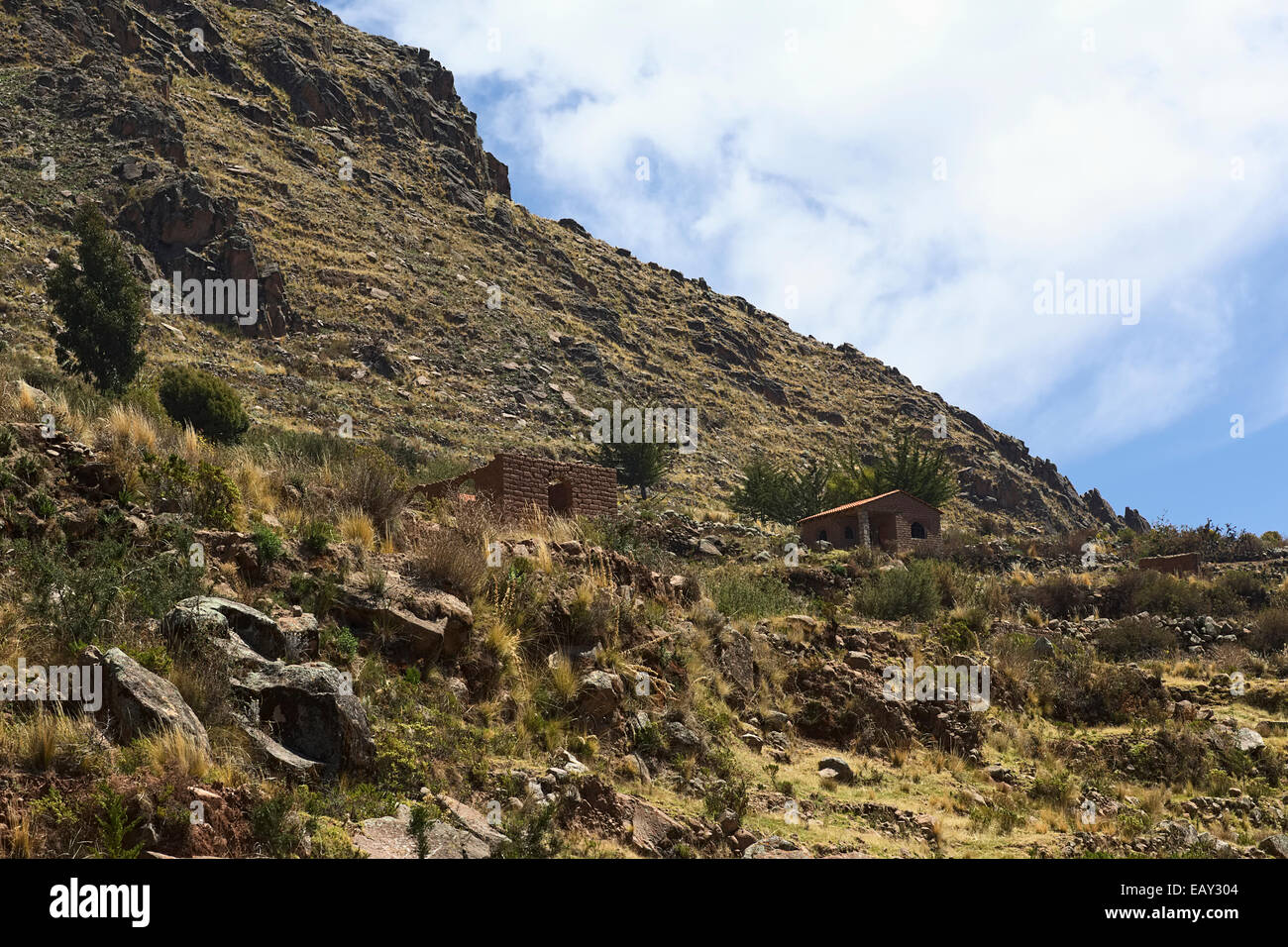 Les petits bâtiments en brique d'adobe sur paroi rocheuse sur la rive du lac Titicaca à proximité de Copacabana, Bolivie Banque D'Images