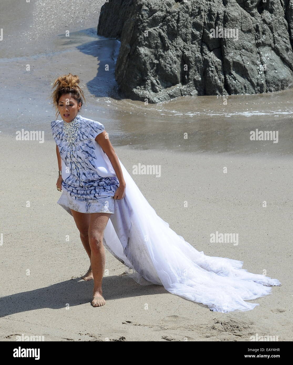 Nicole Scherzinger repéré sur la plage de Malibu en Californie du tournage  d'un clip vidéo pour son nouveau single 'Your Love'. Le chanteur dansait  autour de la plage ce qui semble être