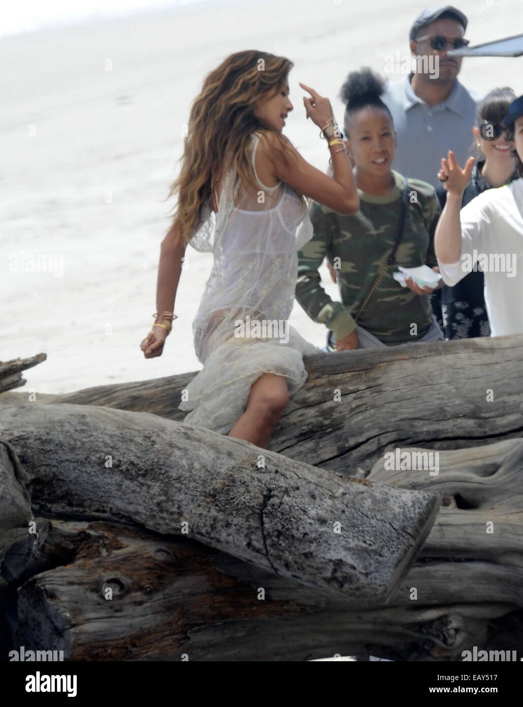 Nicole Scherzinger repéré sur la plage de Malibu en Californie du tournage  d'un clip vidéo pour son nouveau single 'Your Love'. Le chanteur dansait  autour de la plage ce qui semble être