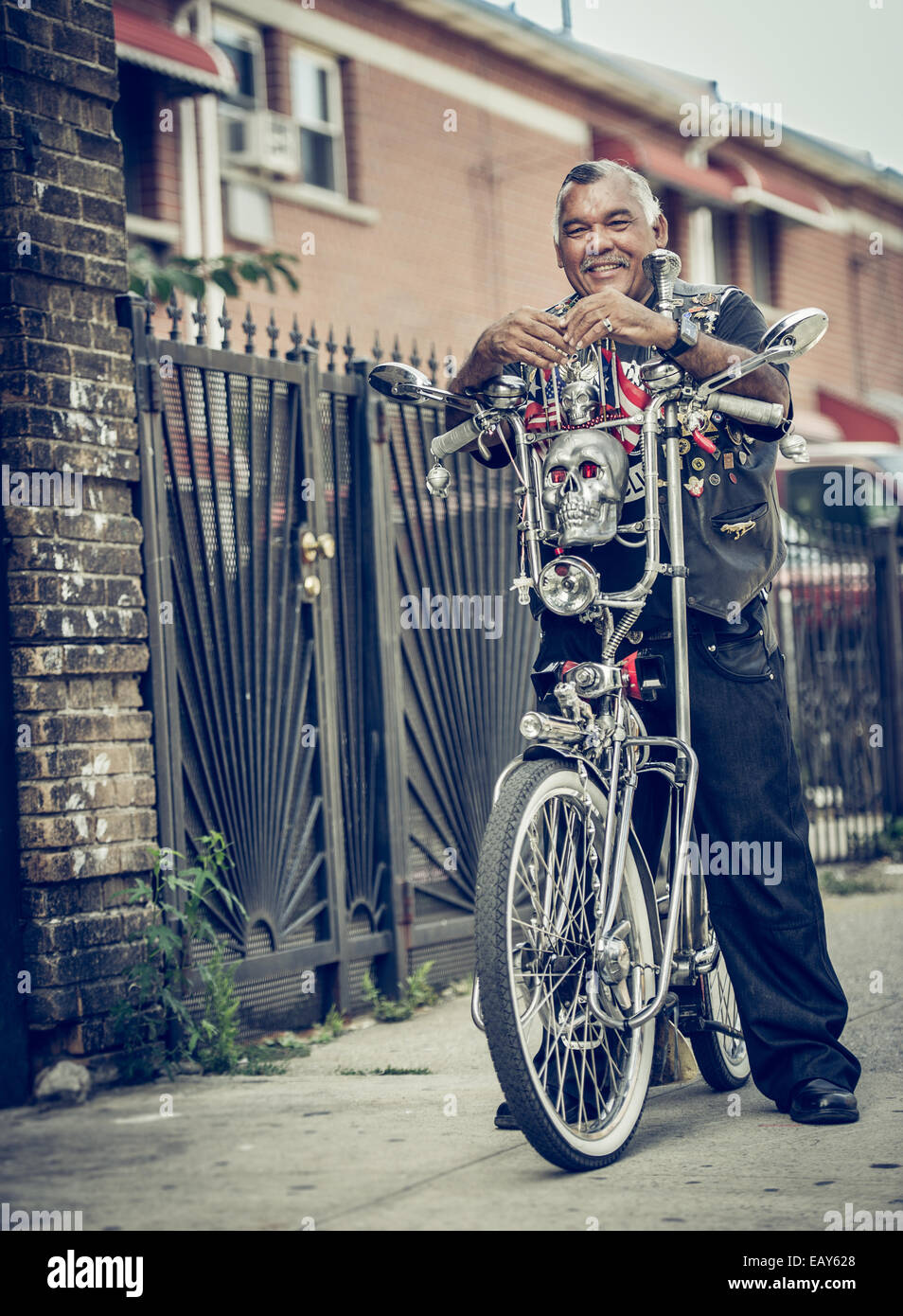 Latino man pose avec son vélo du broyeur Photo Stock - Alamy