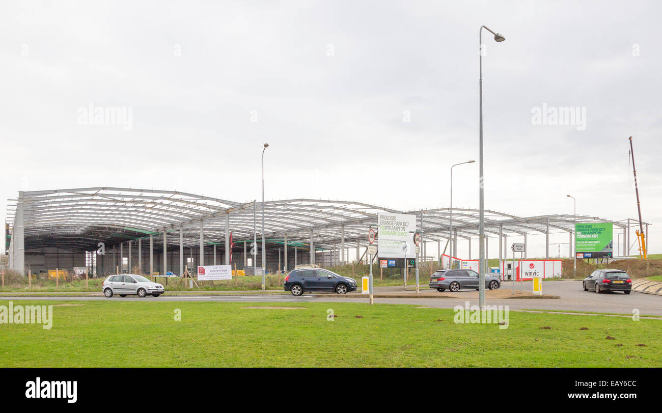 En Construction d'entrepôt commercial Northampton. Banque D'Images