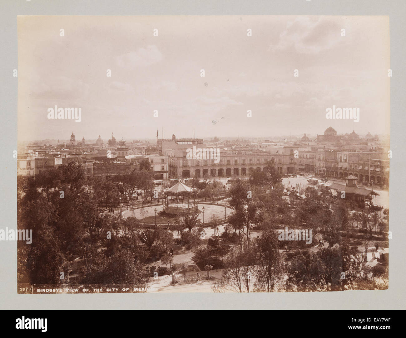 Une vue plongeante de Mexico, mettant en valeur le paysage urbain avec divers bâtiments, parcs et gazebos. Cette perspective aérienne offre un large aperçu de la structure et du design de la ville. Banque D'Images