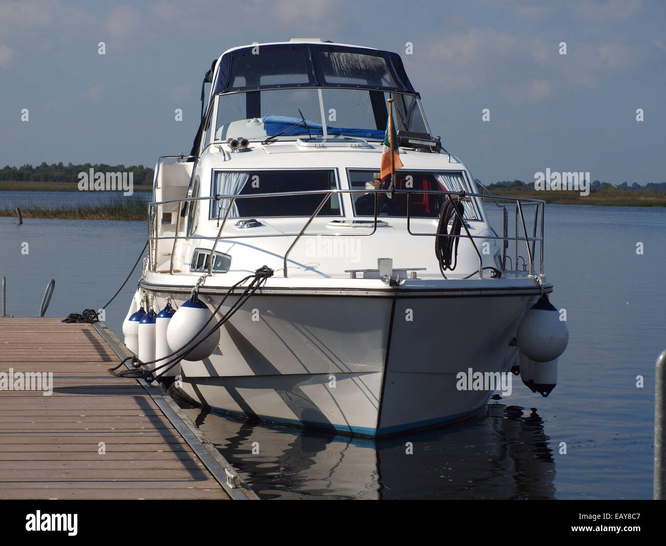 Bateau amarré à une jetée à 'Le Monastère de Clonmacnoise' sur la rivière Shannon, dans le comté d'Offaly, République d'Irlande. Banque D'Images