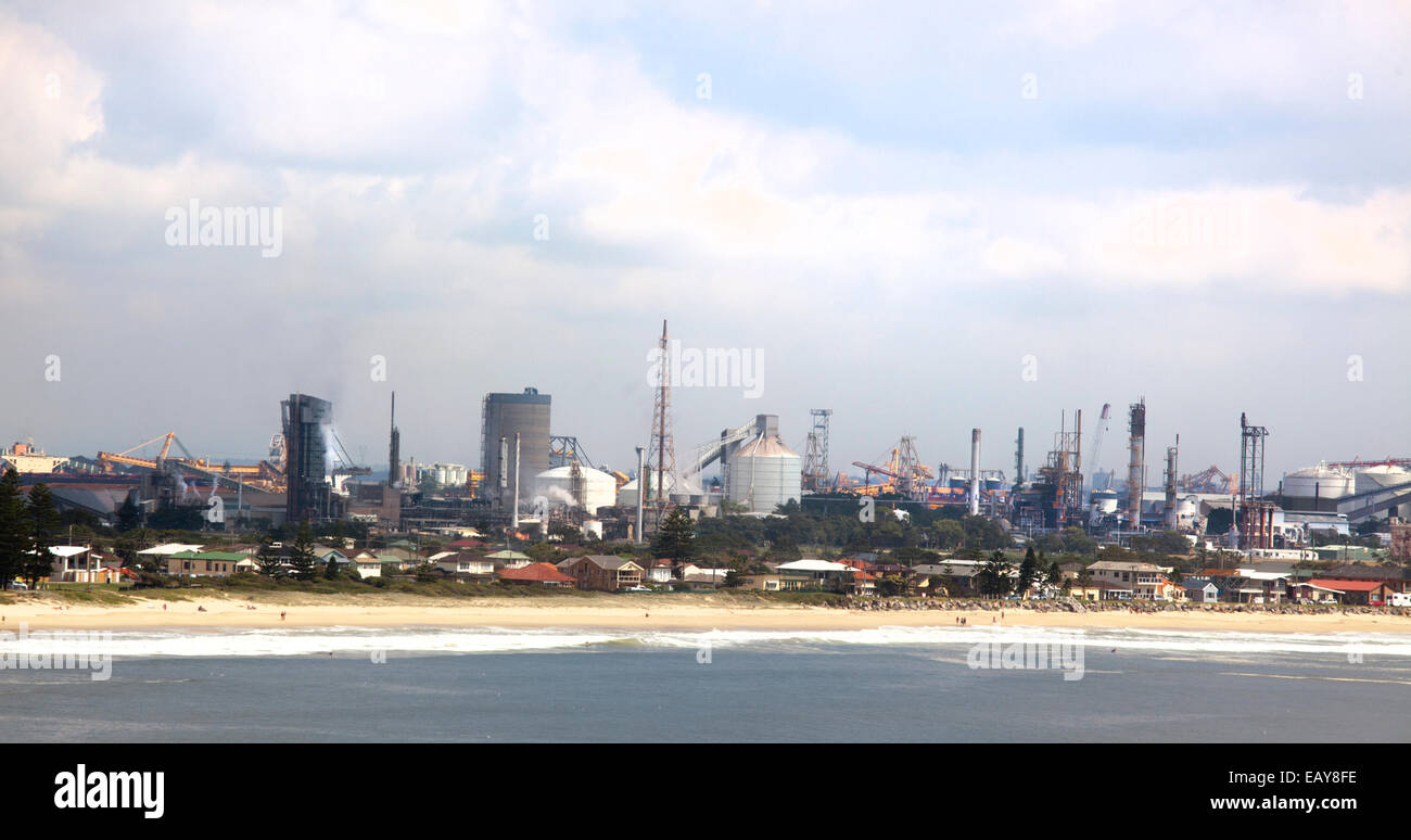 Stockton montrant la plage et de l'industrie derrière elle Banque D'Images