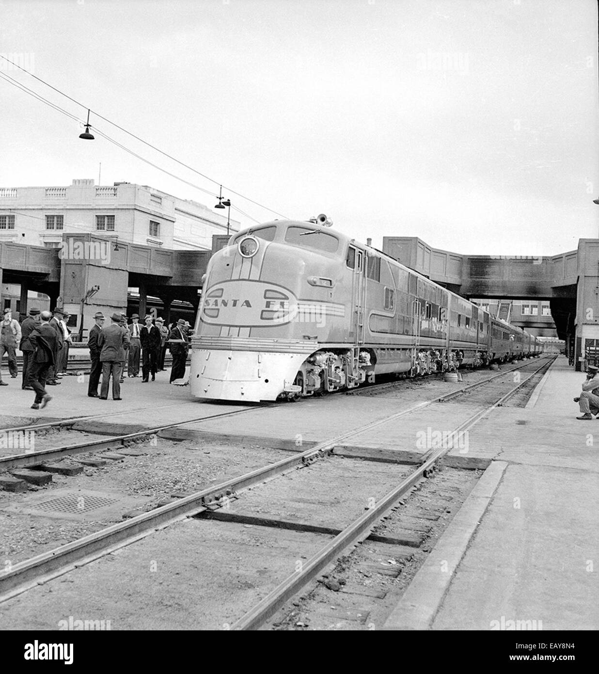[Atchison, Topeka et Santa Fe, Diesel Locomotive électrique-No 12, à plate-forme avec foule] [Atchison, Topeka et Santa Fe, Diesel Locomotive électrique-No 12, à plate-forme avec foule] Banque D'Images