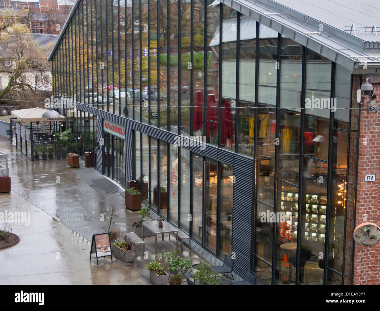 Mathallen Vulcan, food court à Oslo avec de nombreux magasins/cale aux aliments de spécialité et des spécialités locales, des restaurants et brasseries Banque D'Images