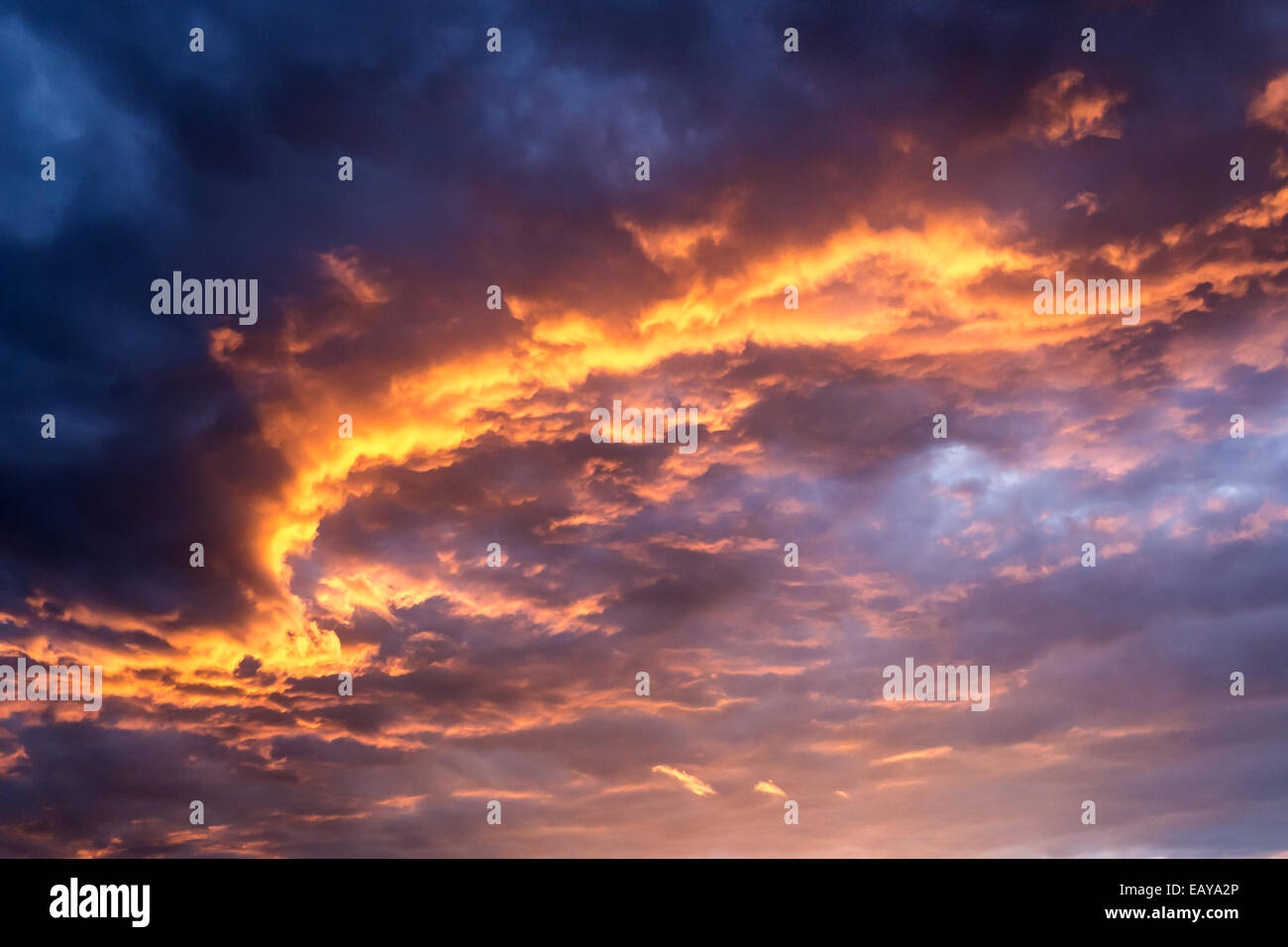 Avec ciel coucher de soleil bleu, rouge et orange Banque D'Images