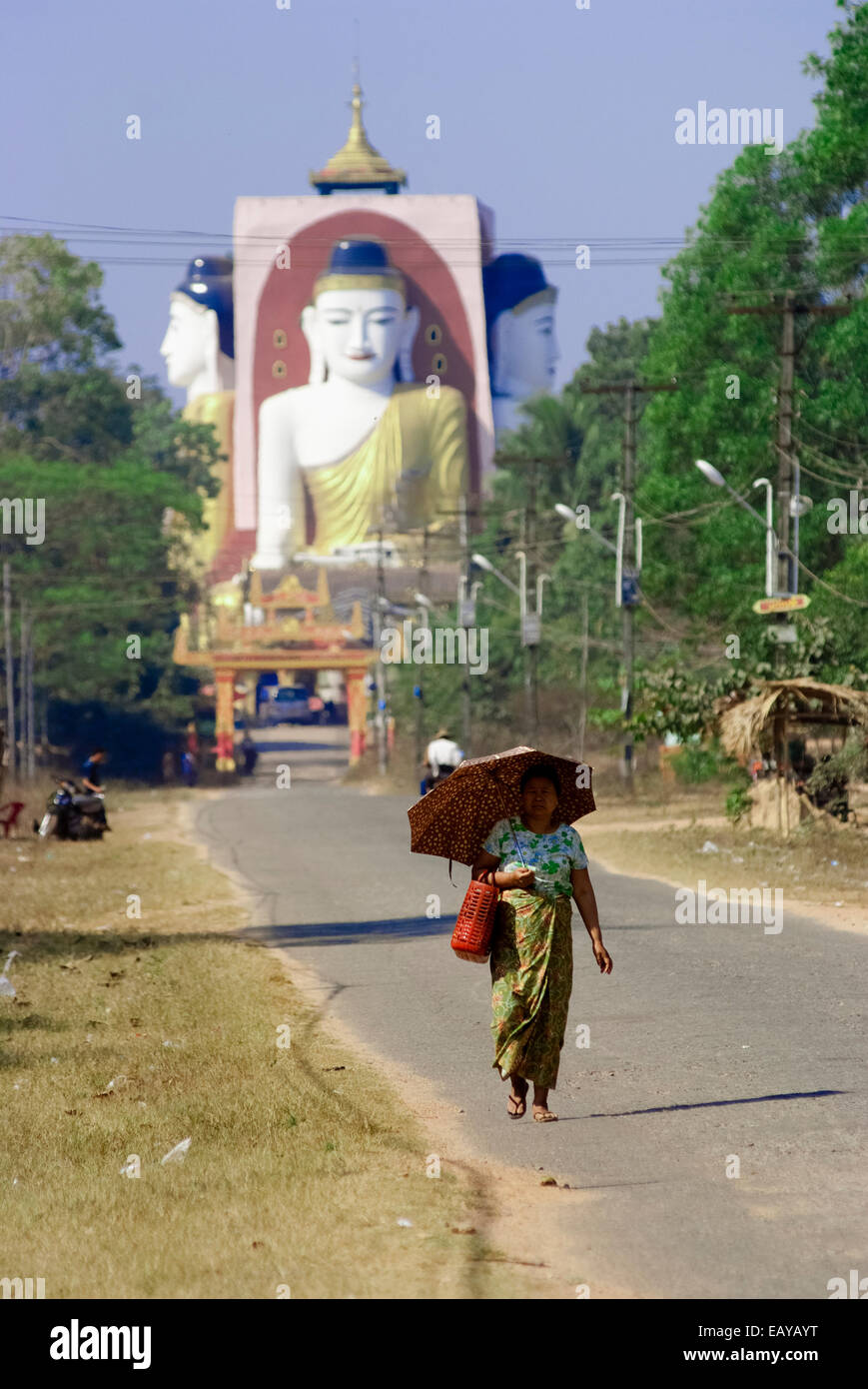 Une femme sur la route de la Pagode Kyaikpun le 13 février, 2014 à Bago, Myanmar. Banque D'Images