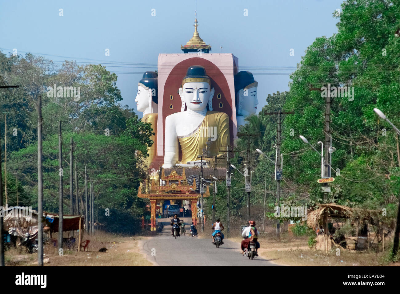 Pagode Kyaikpun - les quatre Bouddha assis, assis dos à dos pour quatre directions de la ville de Bago, Myanmar Banque D'Images