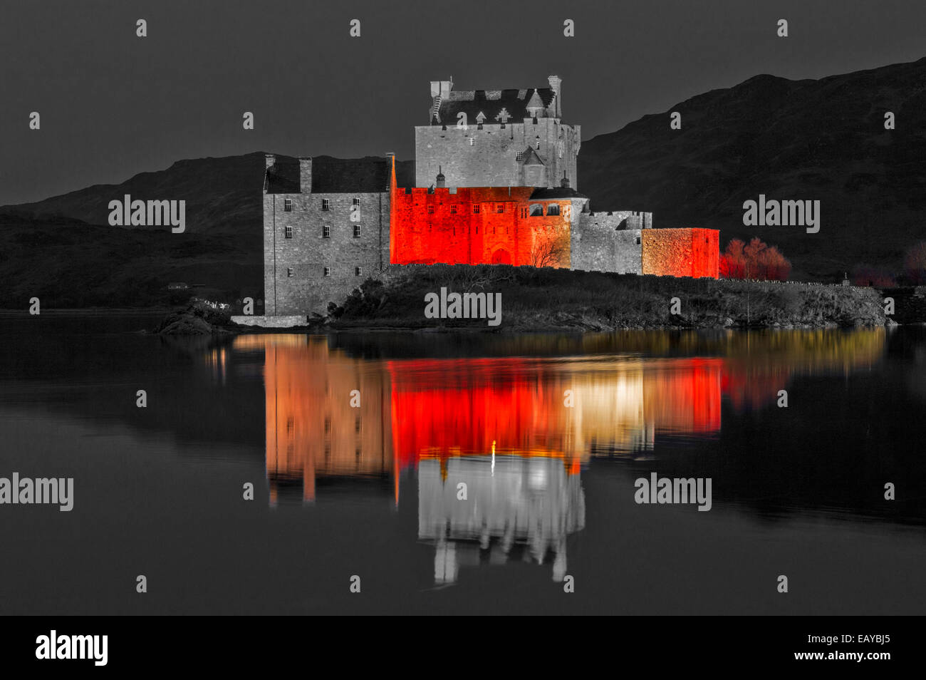 DORNIE Eilean Donan Castle SOIR FEUX ROUGES SEULEMENT SUR LE LOCH RELÉTER MER POUR LE JOUR DE L'Armistice le 11 novembre 2014 Banque D'Images