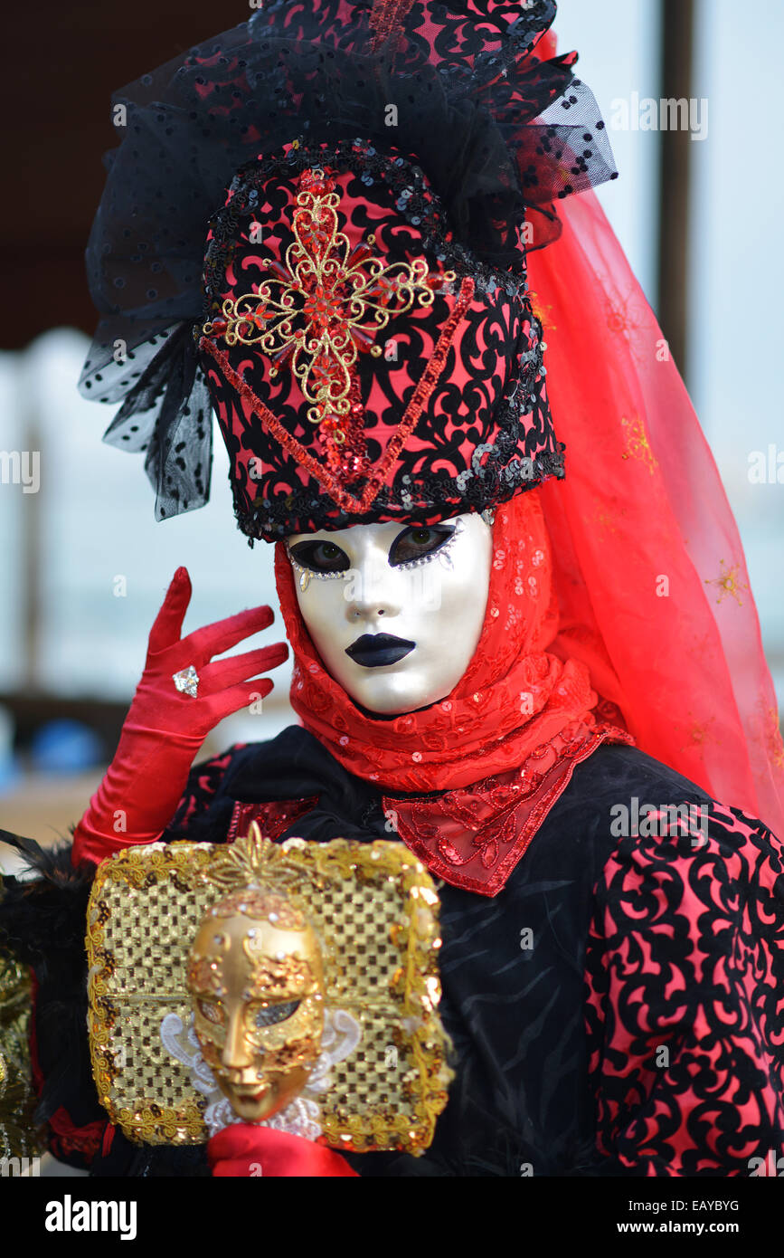 Femme avec masque blanc et rouge-noir, Costume Carnaval Venise, Italie Banque D'Images