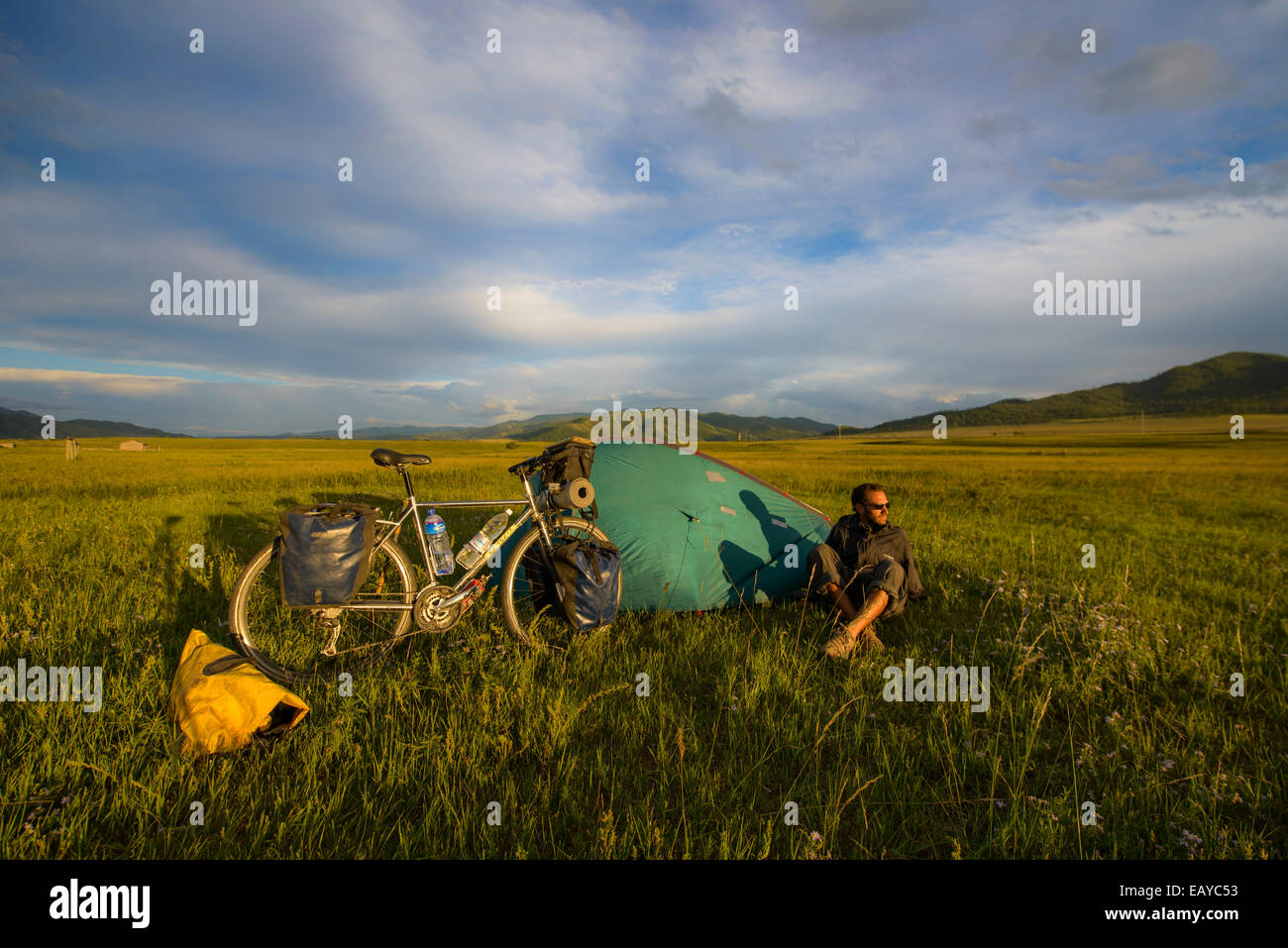 Camping dans la steppe de Mongolie, Mongolie Banque D'Images