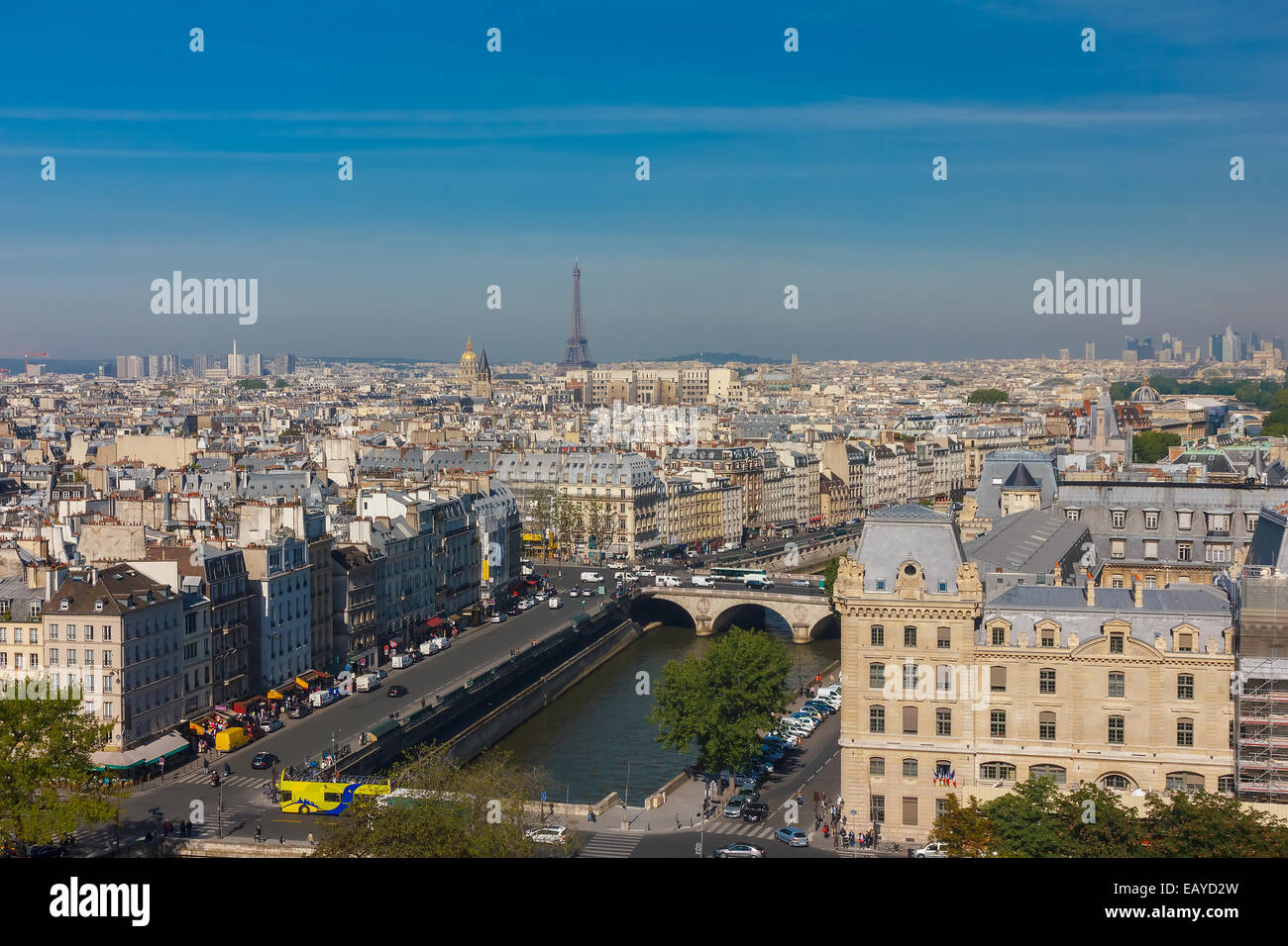 Vue de Paris, Petit Pont, Pont Saint-Michel et Tour Eiffel de la cathédrale Notre-Dame Banque D'Images