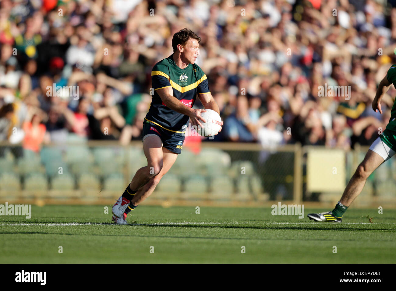 Paterson Stadium, Perth, Australie. 22 Nov, 2014. Série de règles internationales de football gaélique, Perth, Australie 1 match contre l'Irlande, Brent Harvey ressemble pour les déplacements d'un de ses coéquipiers. Credit : Action Plus Sport/Alamy Live News Banque D'Images