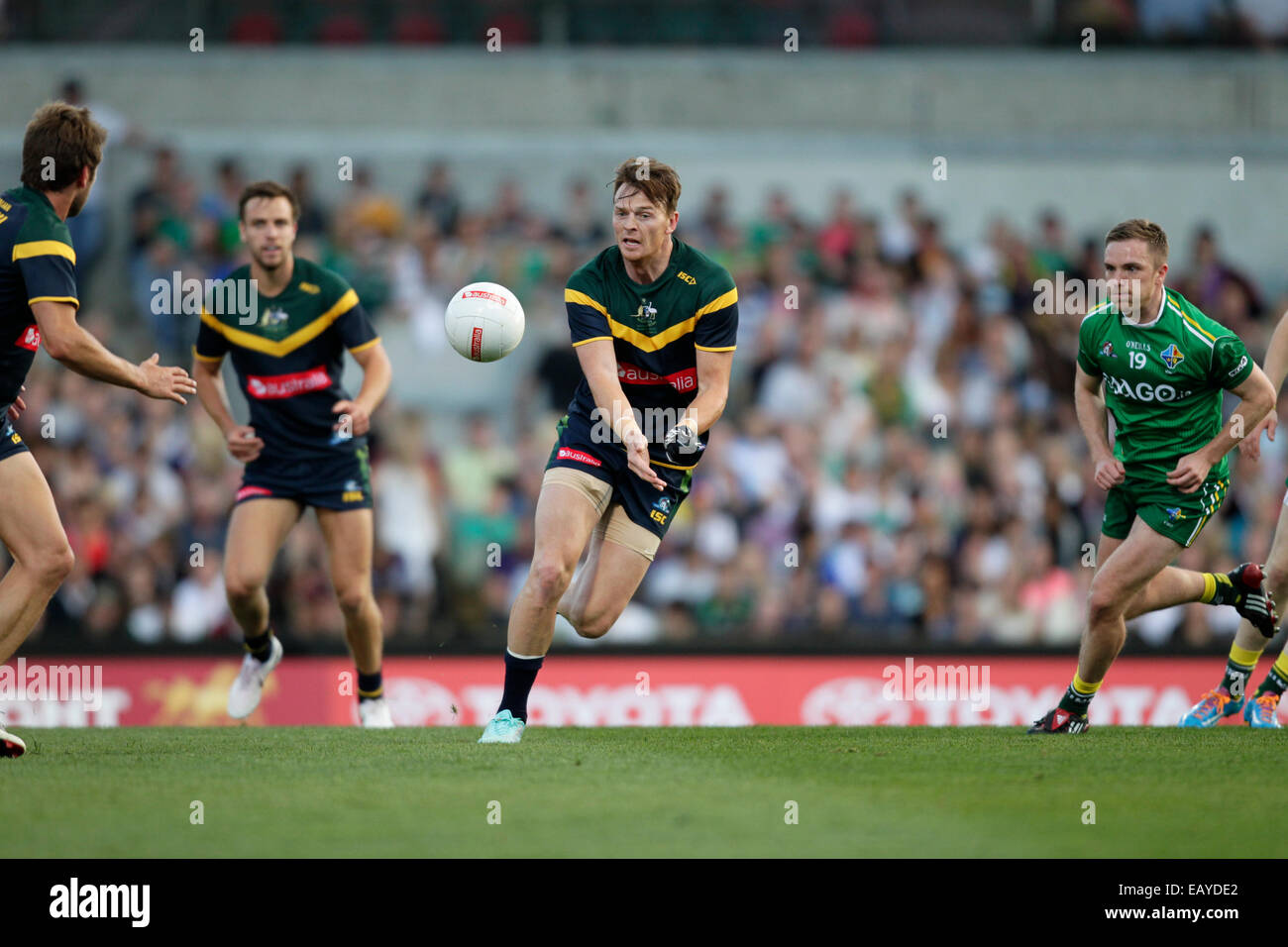Paterson Stadium, Perth, Australie. 22 Nov, 2014. Série de règles internationales de football gaélique, Perth, Australie 1 match contre l'Irlande, Brendan Goddard ballons d'un coéquipier. Credit : Action Plus Sport/Alamy Live News Banque D'Images