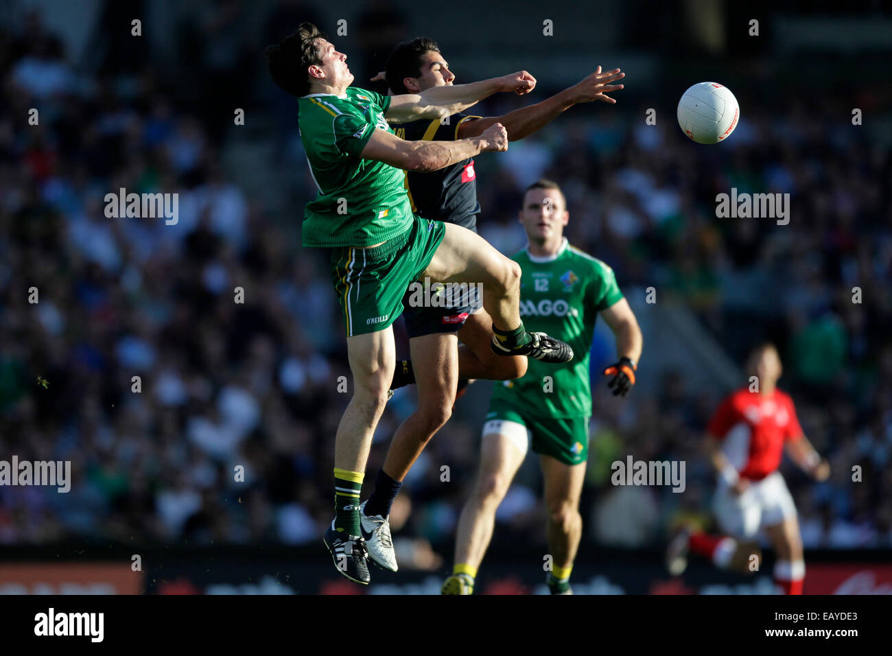 Paterson Stadium, Perth, Australie. 22 Nov, 2014. Série de règles internationales de football gaélique, Perth, Australie 1 match contre l'Irlande, Ciaran McDonald et le Tchad Wingard voler pour la balle. Credit : Action Plus Sport/Alamy Live News Banque D'Images