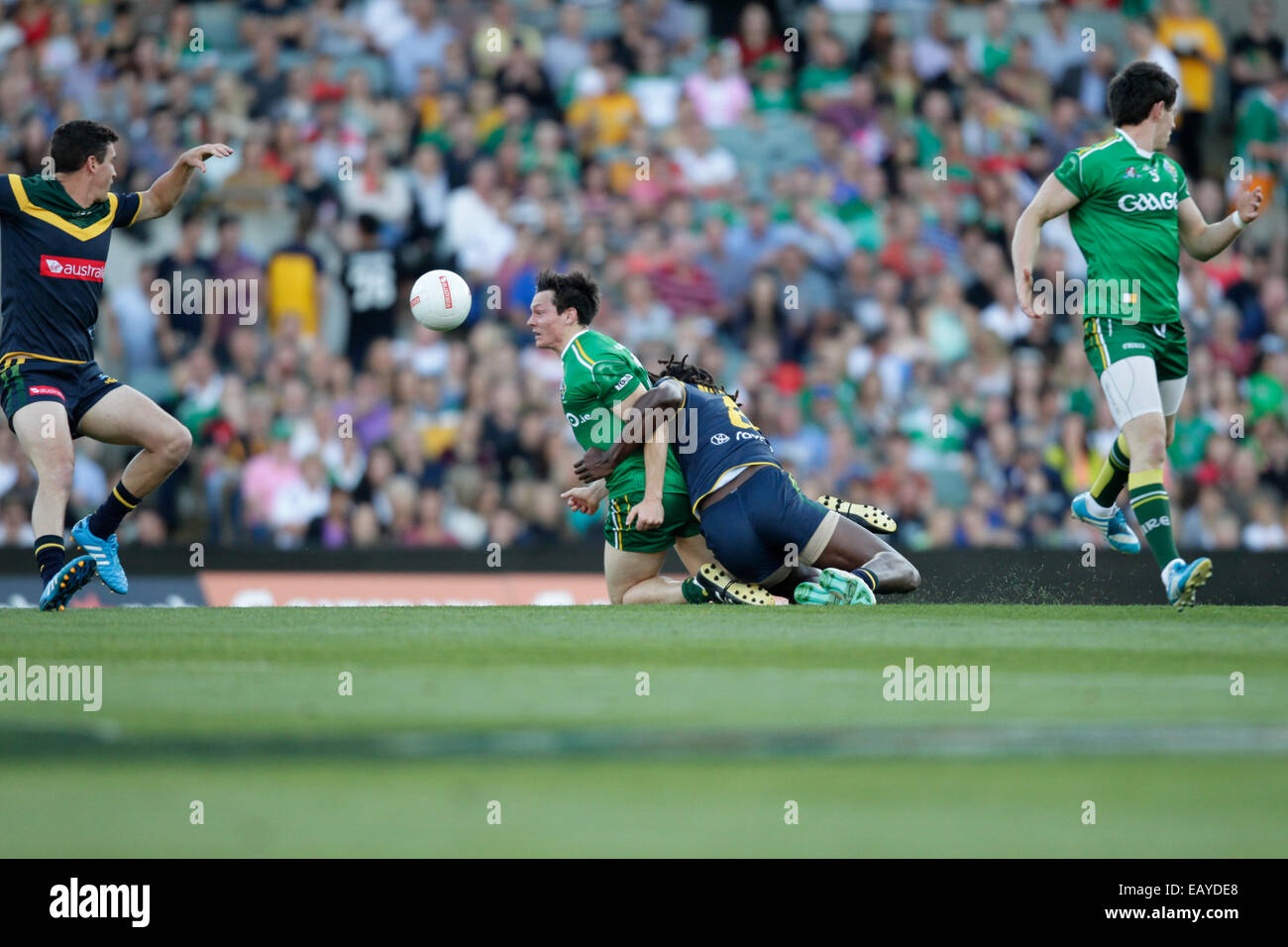 Paterson Stadium, Perth, Australie. 22 Nov, 2014. Série de règles internationales de football gaélique, Perth, Australie 1 match contre l'Irlande, Ciaran mcDonald se fait surprendre par Nick Naitanui. Credit : Action Plus Sport/Alamy Live News Banque D'Images