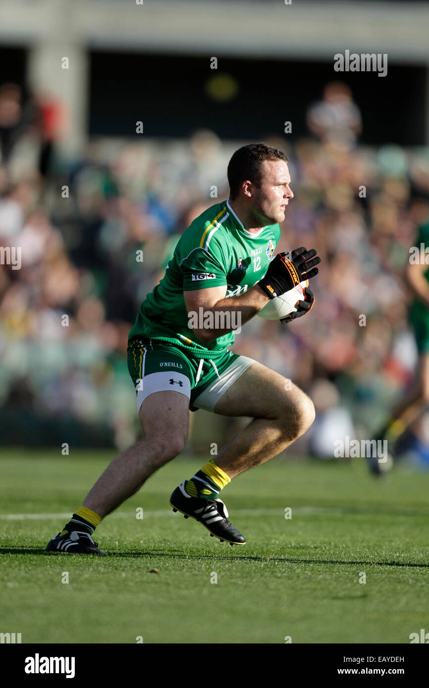 Paterson Stadium, Perth, Australie. 22 Nov, 2014. Série de règles internationales de football gaélique, Perth, Australie 1 match contre l'Irlande, Neil McGee efface la balle pour les irlandais. Credit : Action Plus Sport/Alamy Live News Banque D'Images