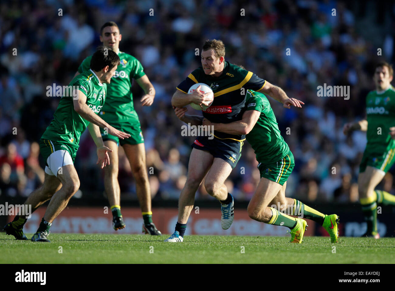 Paterson Stadium, Perth, Australie. 22 Nov, 2014. Série de règles internationales de football gaélique, Perth, Australie 1 match contre l'Irlande, Steve Johnson se fait prendre avec le ballon. Credit : Action Plus Sport/Alamy Live News Banque D'Images