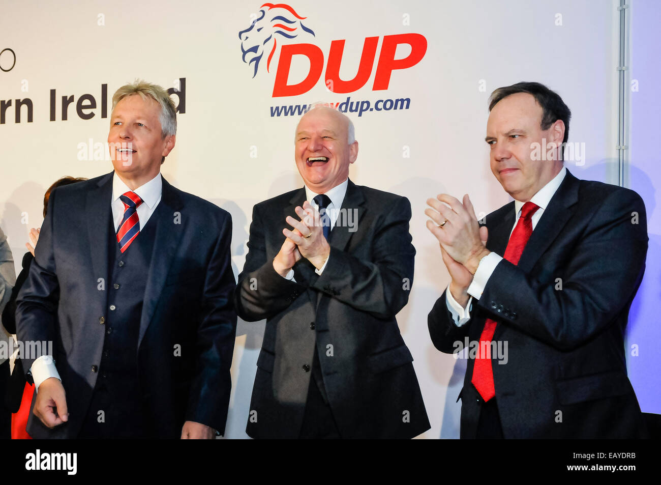 Belfast, Irlande du Nord. 22 novembre 2014 - Premier Ministre Peter Robinson MLA avec William McCrea et Nigel Dodds après avoir prononcé le discours du chef du parti lors de la Conférence 2014 DUP Crédit : Stephen Barnes/Alamy Live News Banque D'Images