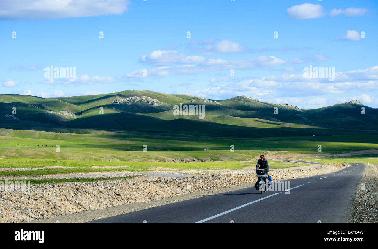 Le vélo dans la steppe de Mongolie, Mongolie Banque D'Images