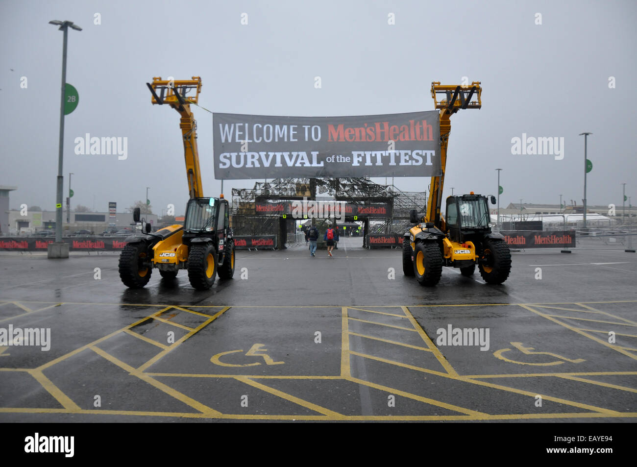 London, UK, samedi 22 novembre 2014. Des milliers de coureurs, cherchant la boue et les obstacles, s'abattre sur le stade de Wembley à prendre part à la grande finale de l'Homme de santé 2014 La survie du plus fort. La survie du plus fort Londres apporte le grand arena se sentir à ce classique de la course d'obstacles en milieu urbain. Toujours en cours à Battersea Power Station, la survie du plus fort s'est endroits cette année pour le stade de Wembley. Chauffe, à partir toutes les 15 minutes, la libération des centaines de coureurs enthousiastes à travers un objet construit 10k course à obstacles autour de ce lieu emblématique de Londres. Le gagnant de l'an dernier, dou Banque D'Images