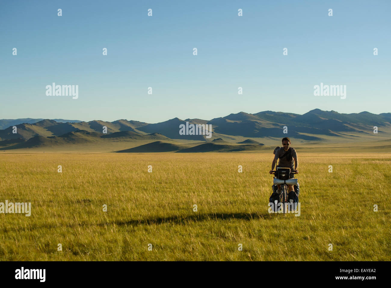 Le vélo dans la steppe de Mongolie, Mongolie Banque D'Images
