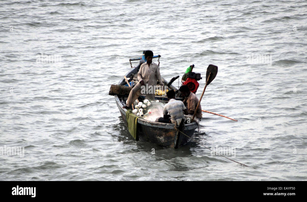 Karachi, ville portuaire pakistanais de Karachi. 22 Nov, 2014. Les pêcheurs pakistanais aller pêcher dans des eaux peu profondes d'une mer le long de la côte de Karachi, dans le sud du port pakistanais de Karachi, ville au 22 novembre 2014. Credit : Masroor/Xinhua/Alamy Live News Banque D'Images