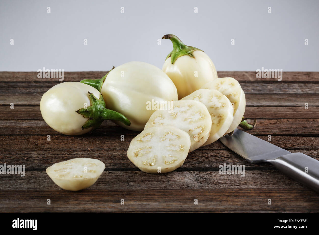 Les aubergines blanches , Mini Aubergines Banque D'Images