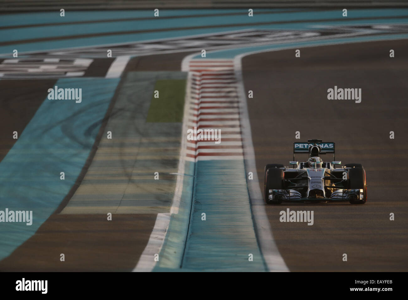 Abu Dhabi, Emirats Arabes Unis. 22 Nov, 2014. LEWIS HAMILTON de Grande-Bretagne et Mercedes AMG Petronas F1 Team durs pendant la séance de qualifications de la Formule 1 Grand Prix d'Abu Dhabi 2014 à Yas Marina Circuit. Credit : James/Gasperotti ZUMA Wire/Alamy Live News Banque D'Images
