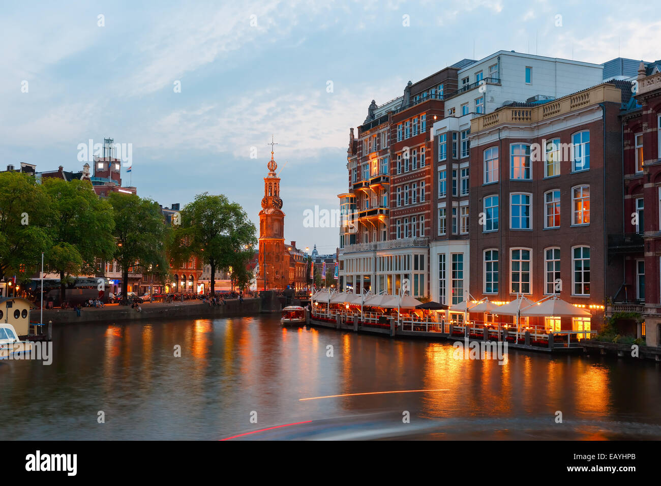 Nuit vue sur la ville d'Amsterdam canal, pont et tour Munttoren, Hollande, Pays-Bas. Banque D'Images