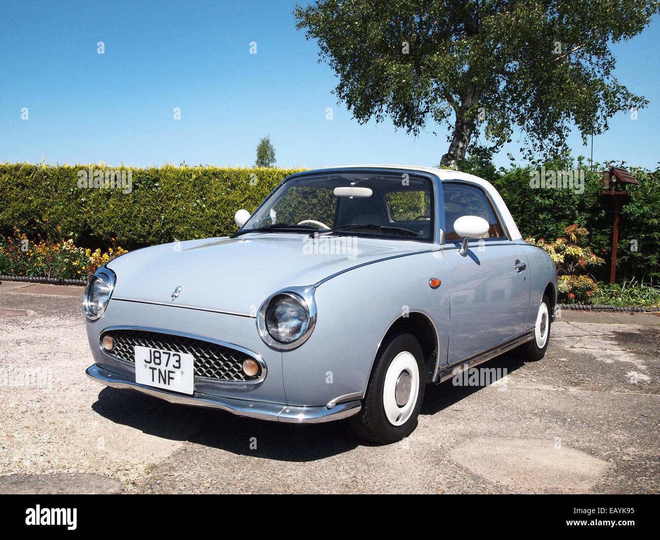 Voiture Nissan Figaro import japonais en couleur gris Lapis rétro voiture rare édition limitée Banque D'Images