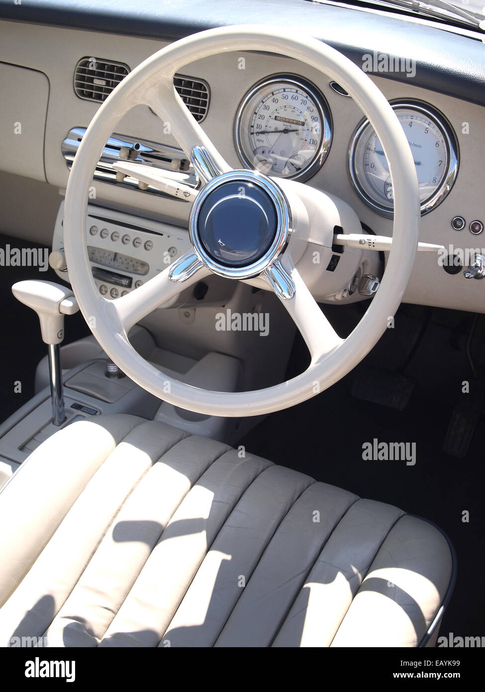 Voiture Nissan Figaro intérieur, avec des sièges en cuir et tableau de bord rétro Banque D'Images