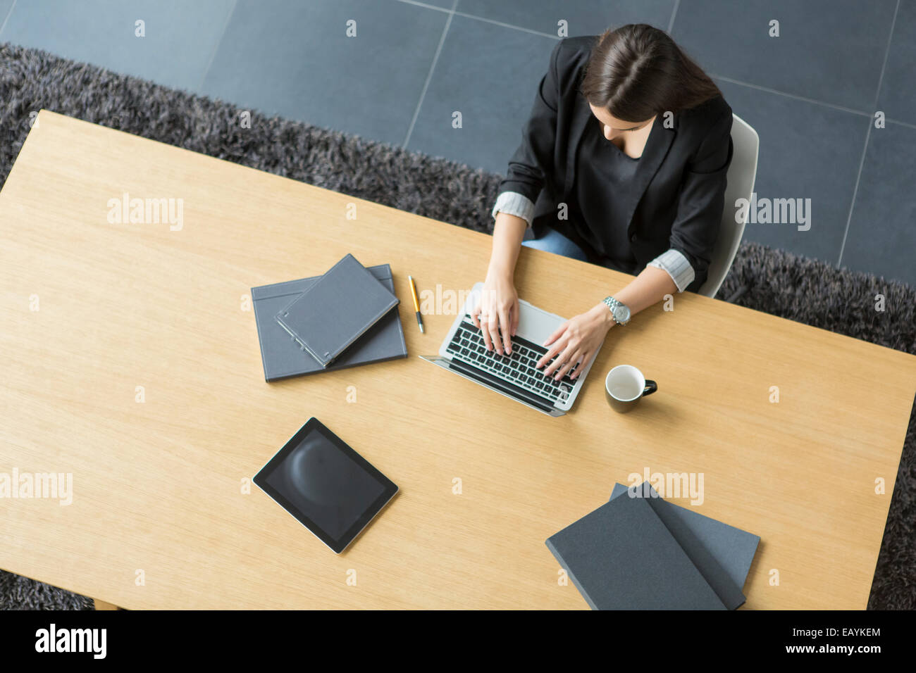 Jeune femme travaillant au bureau Banque D'Images