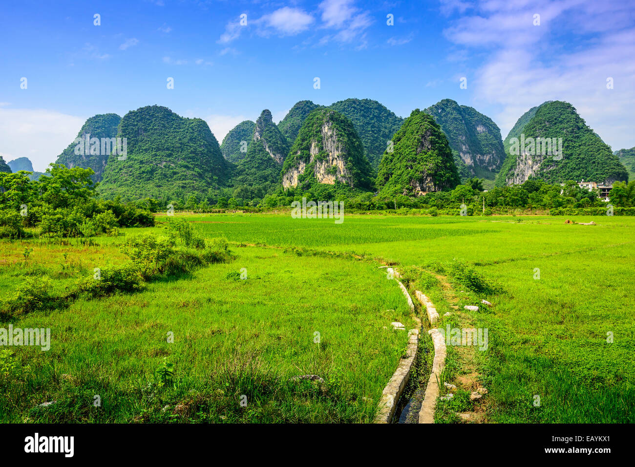 Paysage de montagnes karstiques dans les régions rurales de Guilin, Guangxi, Chine. Banque D'Images