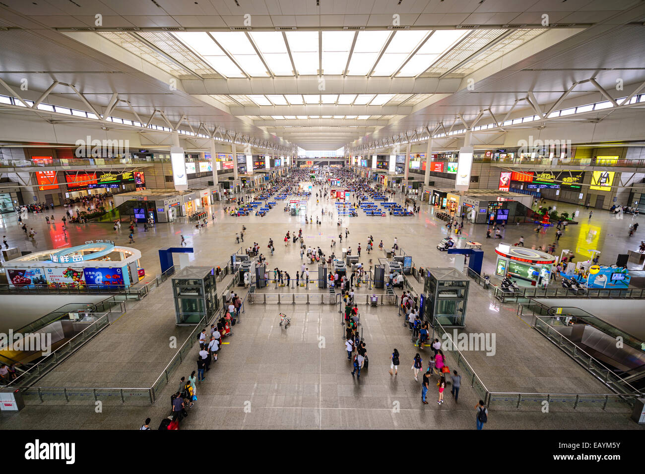 Attendre que les passagers des trains en gare de Shanghai Hongqiao. C'est la plus grande gare d'Asie. Banque D'Images