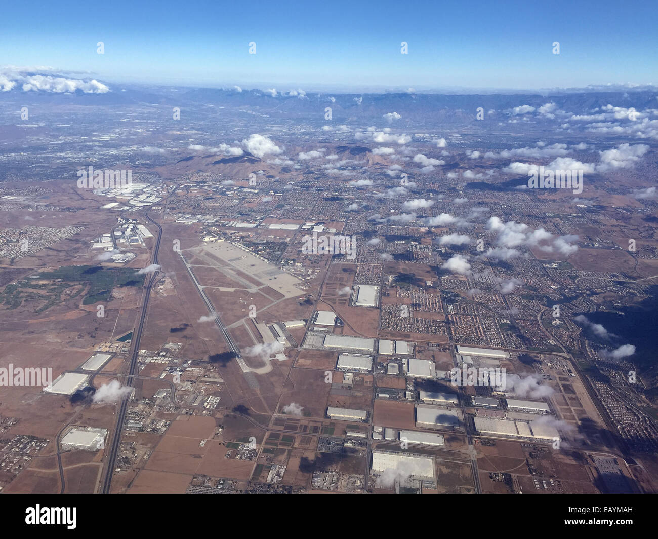 Capture d'une image à partir d'un avion présente un petit atterrissage entouré par des bâtiments industriels et résidentiels étendues de maisons. Banque D'Images