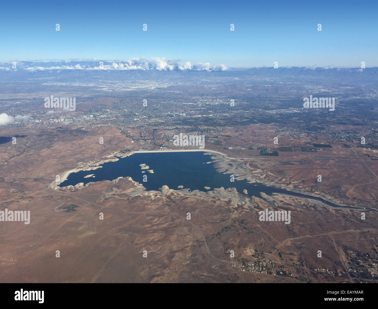 Une vue aérienne de 10.000 pieds du lac Mathews en Californie du Sud montre comment le niveau d'eau est faible pendant une mauvaise sécheresse. Banque D'Images
