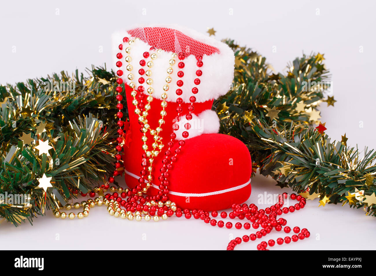 Décoration de Noël avec le Père Noël est rouge et d'amorçage green garland sur fond gris. Banque D'Images