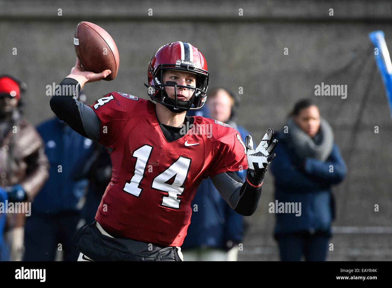 Boston, Massachusetts, USA. 22 Nov, 2014. Crimson de Harvard quarterback Conner Hempel (14) lance une passe au cours de la NCAA football match entre le Crimson de Harvard et le Yale Bulldogs tenue au stade de Harvard à Boston, Massachusetts. Eric Canha/CSM/Alamy Live News Banque D'Images