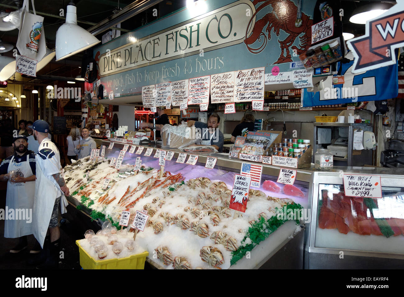 Les crabes à vendre à poisson Pike Place Market Seattle Banque D'Images