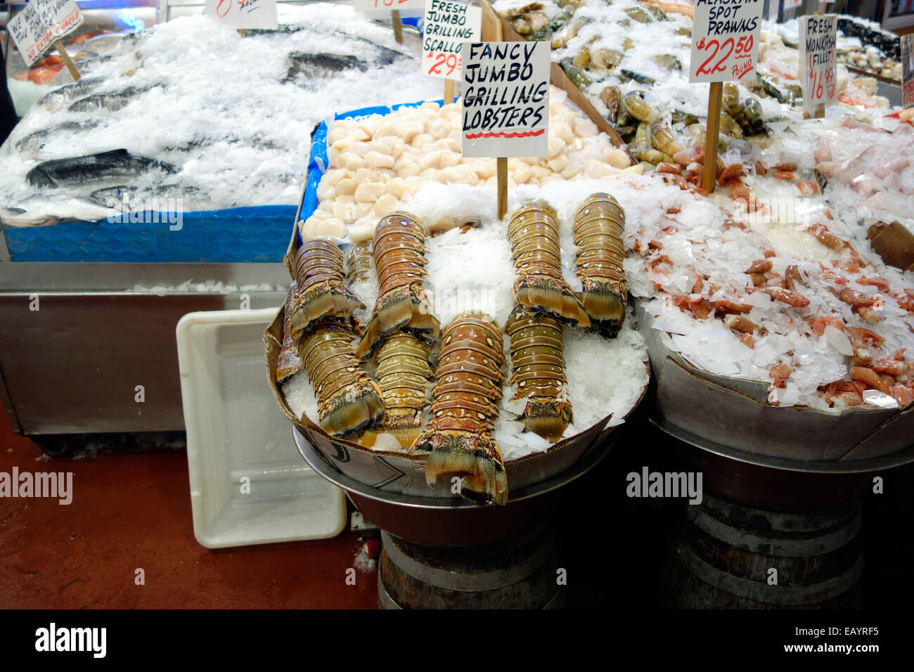 Queues de homard géant à vendre dans un marché Banque D'Images